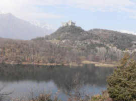 Panorama dal Belvedere sul Castello di Montalto Dora e il Lago Pistono (28012 bytes)